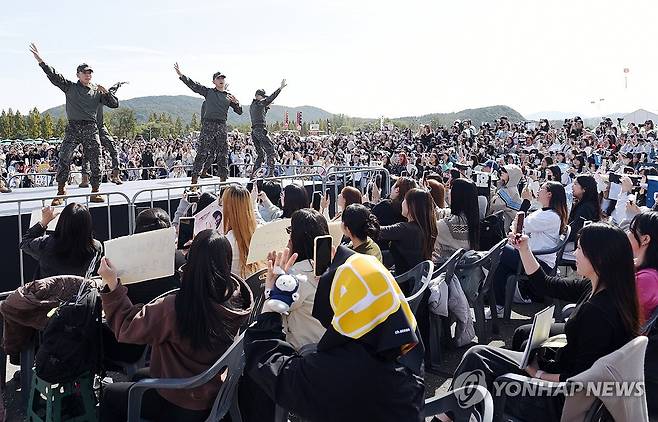 2023 계룡군문화축제 (계룡=연합뉴스) 2023계룡군문화축제가 개막한 6일 충남 계룡시 계룡대 일원에 마련된 행사장을 찾은 관람객들이 육군 특별공연을 관람하고 있다. 2023.10.6 [충남 계룡시청 제공. 재판매 및 DB 금지] coolee@yna.co.kr