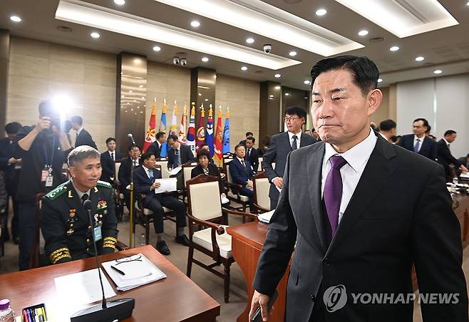 국정감사장 나서는 신원식 국방부 장관 (서울=연합뉴스) 신원식 국방부 장관이 10일 오전 서울 용산구 국방부에서 열린 국회 국방위원회 국정감사장을 떠나고 있다.이날 야당인 더불어민주당 의원들이 신원식 국방부 장관 임명 철회를 주장하는 피켓을 좌석마다 붙인 데 대해 국민의힘이 국감장 출입을 거부해 회의는 시작조차 되지 못했다. 2023.10.10 [국회사진기자단] uwg806@yna.co.kr