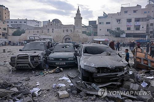 (가자 지구 AFP=연합뉴스) 팔레스타인의 한 어린이가 10일(현지시간) 이스라엘의 밤샘 포격으로 파손된 자동차를 살펴보고 있다. 2023.10.10.