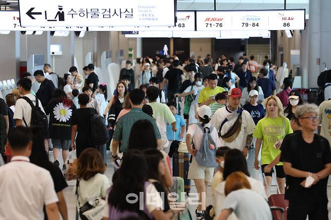 서울 강서구 김포공항 국내선에서 여행객들로 붐비고 있다. (사진=이데일리 이영훈 기자)