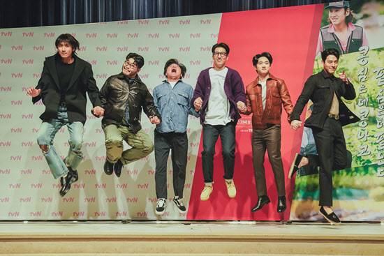 왼쪽부터 이광수, 김기방, 나영석 PD, 하무성 PD, 도경수, 김우빈(사진=tvN)