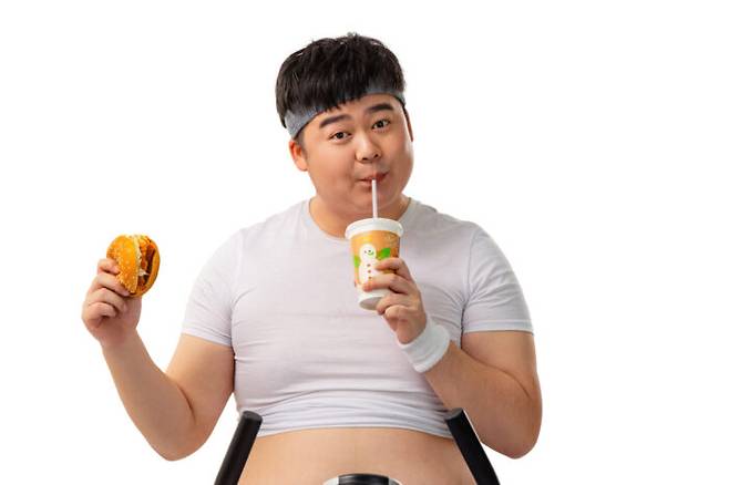 운동한 후에는 칼로리를 태우는 효과가 사라지기 때문에 음식 섭취에 주의를 기울여야 한다. [사진=클립아트코리아]