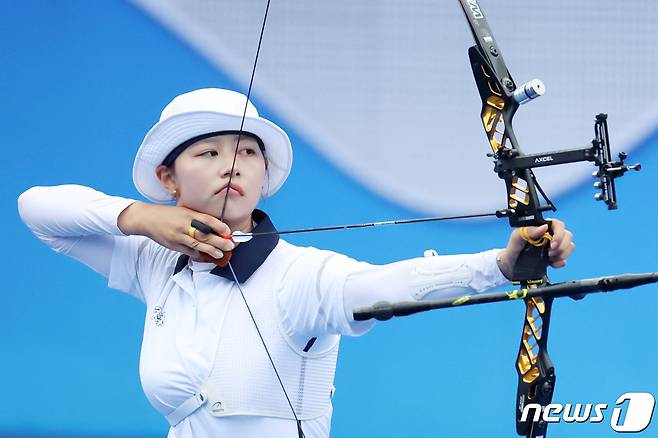 7일 오전 중국 항저우 푸양 인후 스포츠센터 양궁장에서 열린 2022 항저우 아시안게임 양궁 리커브 여자 개인전 결승에서 대한민국 임시현이 활시위를 당기고 있다. 2023.10.7/뉴스1 ⓒ News1 민경석 기자