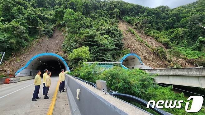 양방향 갱구 경사면의 토사가 흘러내리는 사고로 인해 지난 7월17일 오후 4시 전면 통행금지된 보은 봉계터널 일대. (보은군 제공) /뉴스1