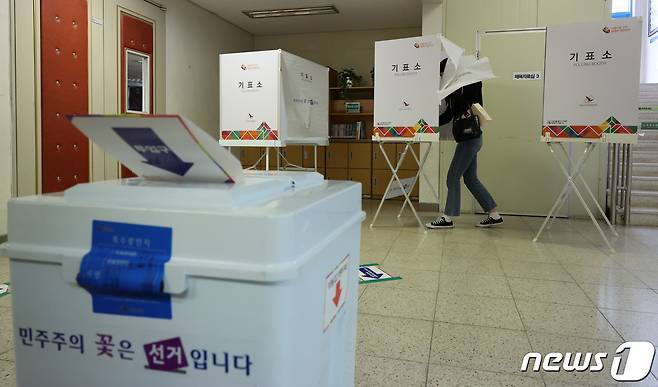 서울 강서구청장 보궐선거 투표가 시작된 11일 오전 서울 강서구 양천초등학교에 마련된 가양1동 제1투표소에서 유권자들이 투표를 하고 있다. 2023.10.11/뉴스1 ⓒ News1 김성진 기자