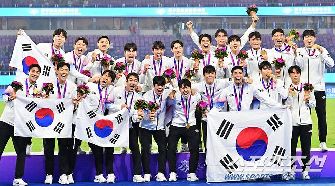 7일 중국 항저우 황룽스포츠센터스타디움에서 대한민국 축구대표팀과 일본의 항저우아시안게임 남자축구 결승전이 열렸다. 축구대표팀이 일본에 2-1 승리하며 금메달을 차지했다. 금메달을 수여 받은 선수들이 기념 포즈를 취하고 있다. 항저우(중국)=송정헌 기자songs@sportschosun.com/2023.10.07/