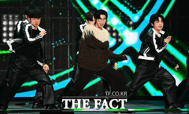 아티스트와 팬이 함께 만들고 즐기는 K-POP 축제 '2023 더팩트 뮤직 어워즈'가 10일 오후 인천 남동구 수산동 인천남동체육관에서 화려한 막을 올린 가운데 가수 임영웅이 화려한 무대를 펼치고 있다./인천남동체육관=이동률 기자