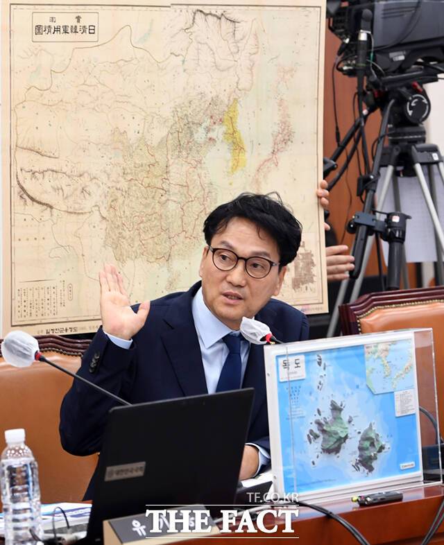 안민석 더불어민주당 의원이 11일 오후 서울 여의도 국회에서 열린 교육위원회의 교육부, 국가교육위원회 등에 대한 국정감사에서 일본 역사 왜곡 교과서 관련 질의를 하며 한국령 독도를 표기한 국내 유일의 일본 지도인 '일청한군용정도'를 공개하고 있다. /국회=이새롬 기자