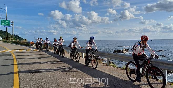 강진MTB동호회원들이 영덕 해맞이공원에서 포항 방향으로 라이딩을 하고 있다.