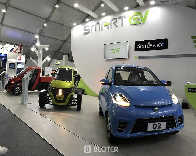 지난 2017년 제주국제전기차엑스포에 배치됐던 쎄미시스코(현 스마트이브이) 전기차 D2(사진 가장 오른쪽). 중국 쯔더우사에서 만든 차량의 부품을 가져와 국내서 반조립 형태로 생산된 초소형 전기차다. (사진=조재환 기자)