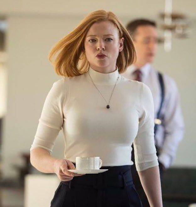 올드 머니 패션의 바이블이 되는 HBO의 인기 시리즈 '석세션(Succession)'에서 시브 로이를 연기한 배우 사라 스눅의 시그니처 아이템 중 하나는 캐시미어 터틀넥이다. HBO 석세션 스틸컷.