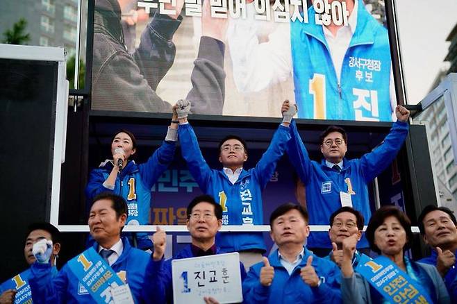 진교훈 더불어민주당 강서구청장 후보가 보궐선거를 하루 남긴 10일 강서구청 앞 사거리에서 마지막 집중유세를 하고 있다. ⓒ진교훈 후보 캠프