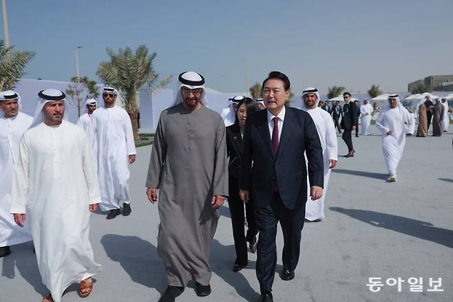 정부는 지난해 하반기부터 ‘제2 중동 붐’을 목표로 수주지원단을 꾸리는 등 다양한 지원방안을 마련했다. 또 윤석열 대통령은 올해 1월 아랍에미리트(UAE)를 방문해 해외건설 수주 활성화에 적극 나서겠다는 방침도 밝혔다. 하지만 올해 5월까지 수주 실적이 기대치를 크게 밑돌고 있어 우려를 낳고 있다. 사진은 윤석열 대통령과 무함마드 빈 자이드 알 나하얀 UAE 대통령(윤 대통령 왼쪽)이 바라카 원자력발전소 3호기 가동 기념식에 참석해 시찰하는 모습이다. 동아일보 DB