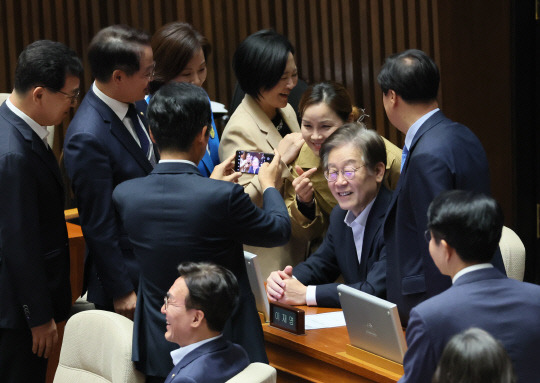 이재명 민주당 대표가 지난 6일 국회에서 열린 본회의에서 의원들과 사진을 찍고 있다. 병원에 입원해 단식 중단 후 치료를 받고 있던 이 대표는 이날 채상병 특검법 패스트트랙 표결에 참여하고자 국회 본회의에 참석했다. 연합뉴스