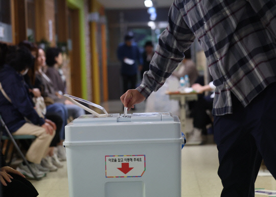 강서구청장 보궐선거날인 11일 오전 서울 강서구 양천초등학교에 마련된 가양1동 제1투표소에서 유권자들이 투표를 하고 있다. [연합뉴스]