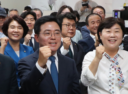 강서구청장 보궐선거일인 11일 오후 서울 강서구 마곡동 더불어민주당 진교훈 후보 캠프사무실에서 진 후보와 당직자들이 TV 개표 방송을 기다리고 있다. 공동취재=연합뉴스