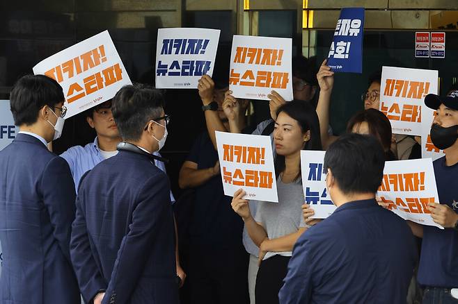 지난달 14일 오전 서울 중구 뉴스타파 건물 앞에서 뉴스타파 구성원들이 사무실 압수수색을 하러 찾아온 검찰 관계자들을 막아서고 있다. 윤운식 선임기자 yws@hani.co.kr