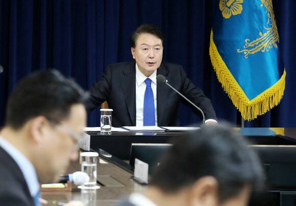 윤석열 대통령이 11일 용산 대통령실에서 긴급 경제·안보 점검회의를 주재하고 있다. 연합뉴스