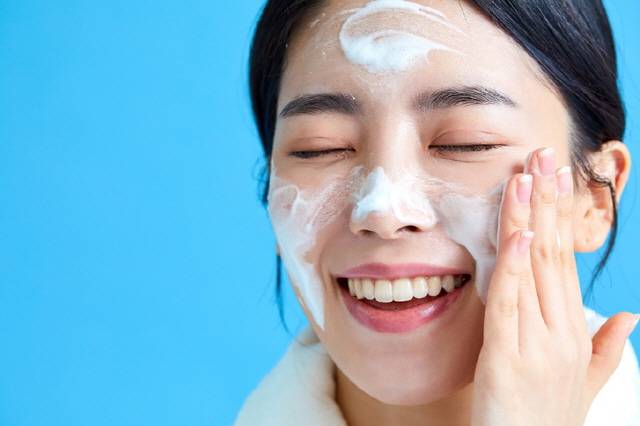 건조한 계절엔 상대적으로 피지 분비량이 많은 이마와 코부터 세수하는 게 좋다./사진=게티이미지뱅크