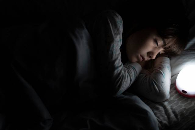 밤에 많은 양의 빛에 노출되면 우울증, 불안, 양극성 장애 등 정신질환 위험이 높아진다는 연구 결과가 나왔다/사진=클립아트코리아
