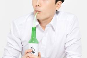 빨대로 술을 마시면 알코올이 구강과 식도 점막 등에서 흡수돼 바로 전신으로 순환되기 때문에 더 빨리 취할 수 있다./사진=게티이미지뱅크