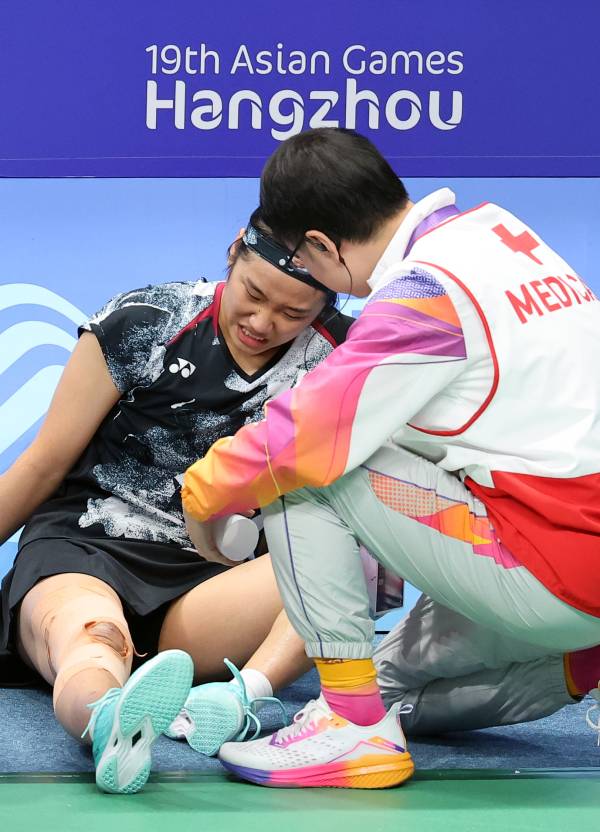 <yonhap photo-0675=""> 안세영의 투혼 (항저우=연합뉴스) 박동주 기자 = 7일 중국 항저우 빈장체육관에서 열린 항저우 아시안게임 배드민턴 여자 단식 결승에서 한국 안세영이 중국의 천위페이를 상대하다 통증을 호소하고 있다. 2023.10.8 pdj6635@yna.co.kr/2023-10-08 02:07:26/ <저작권자 ⓒ 1980-2023 ㈜연합뉴스. 무단 전재 재배포 금지.></yonhap>