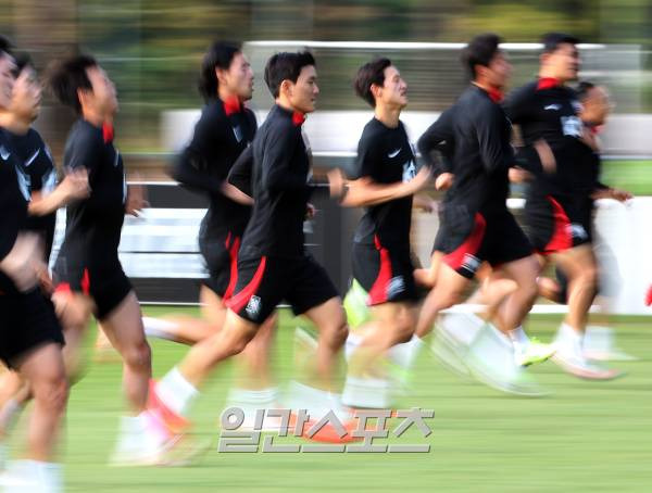 대한민국 축구 국가대표팀 황인범 등 선수들이 11일 오후 경기도 파주 국가대표트레이닝센터(NFC)에서 진행된 훈련에서 러닝을 하고 있다. 클린스만 감독이 이끄는 축구대표팀은 오는 13일과 17일 두 차례 튀니지, 베트남과 각각 평가전을 갖는다. 파주=김민규 기자 mgkim1@edaily.co.kr /2023.10.11/