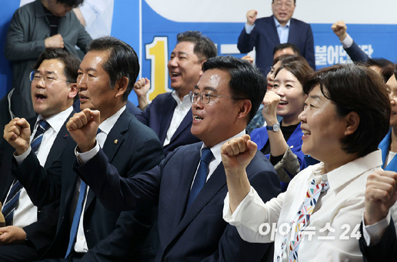 더불어민주당 진교훈 강서구청장 보궐선거 후보와 최고위원들이 11일 오후 서울 강서구 마곡동에 마련된 진 후보 캠프사무실에서 개표방송을 시청하고 있다. [사진=사진공동취재단]