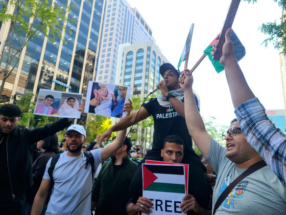 11일 오후 광화문 일대에서 열린 팔레스타인 지지 및 이스라엘 규탄 집회와 행진에서 한 남성이 행렬 앞에 서 구호를 외치고 있다. 김민정 기자