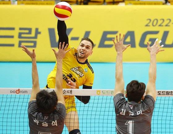 올 시즌도 KB 유니폼을 입은 안드레스 비예나. 연합뉴스