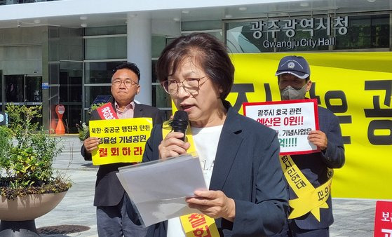 연평도포격 때 전사한 고 서정우 하사의 모친인 김오복(63)씨가 지난 4일 광주광역시청 앞에서 정율성 공원 조성 철폐 릴레이 피켓 시위를 하고 있다. 황희규 기자