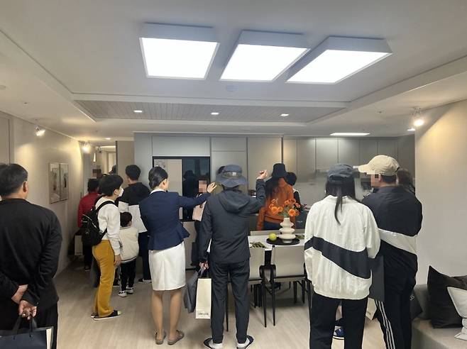 트리우스 광명에 마련된 유니트에 예비 청약자들이 구경을 하고 있다. 사진=대우건설