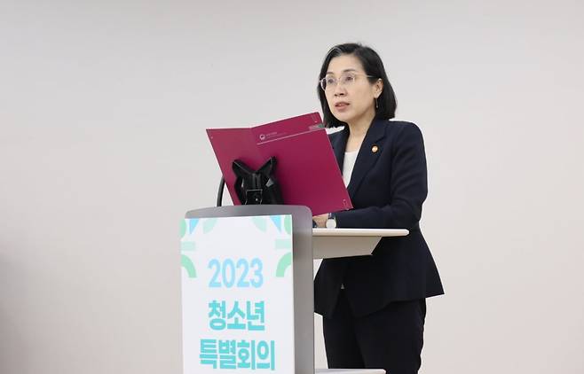 김현숙 여성가족부 장관이 지난달 22일 열린 '2023년 청소년특별회의' 본회의에서 개회사를 하고 있다. (여성가족부 제공)