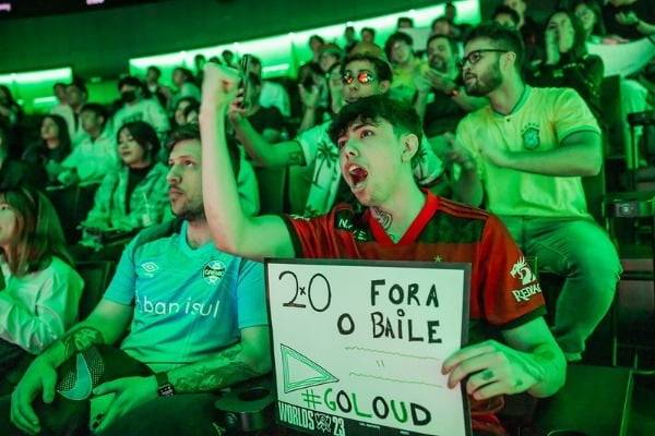 지난 10일 열린 리그오브레전드 월드 챔피언십 플레이인 스테이지 라우드(LLL)와 GAM e스포츠의 대결에서 환호하고 있는 브라질 라우드 팬들 /사진=라이엇게임즈