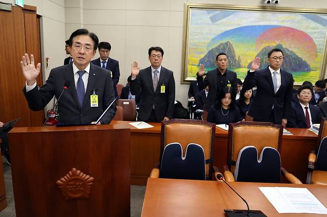 홍원식 하이투자증권 대표이사(왼쪽부터)와 김덕환 현대카드 대표이사, 김현 이화그룹 소액주주연대 대표, 마크리 애플코리아영업총괄사장이 11일 오전 서울 여의도 국회에서 열린 정무위원회의 금융위원회에 대한 국정감사에서 선서하고 있다./사진=뉴스1