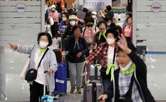 이스라엘 텔아비브 공항에서 출발한 한국인들이 11일 인천국제공항 2터미널 입국장을 통해 귀국하고 있다. 연합뉴스