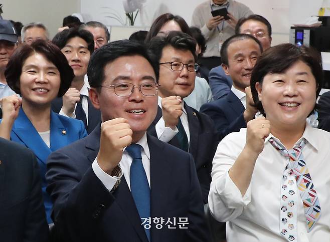 진교훈 더불어민주당 강서구청장 후보와 당 지도부 등이 11일 서울 강서구 마곡동 진 후보의 캠프사무실에서 개표 방송을 지켜보며 파이팅을 외치고 있다. 권도현 기자