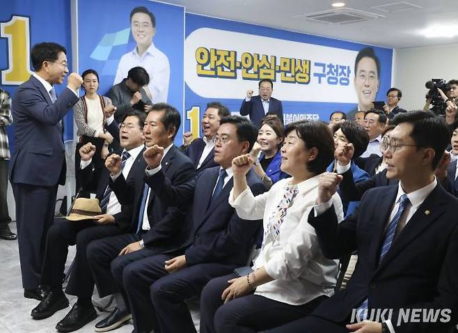 강서구청장 보궐선거일인 11일 오후 서울 강서구 마곡동 더불어민주당 진교훈 후보 캠프사무실에서 진 후보와 당직자들이 TV 개표 방송을 기다리고 있다. 사진=임형택 기자