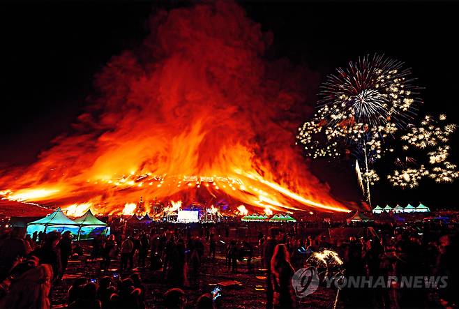 2017년 제주들불축제 전국 사진촬영대회에서 금상작에 뽑힌 강윤방(제주시)씨의‘들불축제2’.연합뉴스]