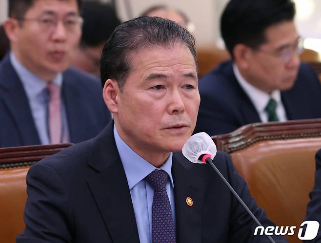 (서울=뉴스1) 송원영 기자 = 김영호 통일부 장관이 11일 서울 여의도 국회에서 열린 외교통일위원회 국정감사에서 의원들의 질의에 답변하고 있다. 2023.10.11/뉴스1  Copyright (C) 뉴스1. All rights reserved. 무단 전재 및 재배포,  AI학습 이용 금지.