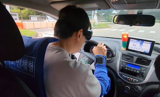 양쪽 시야가 좁아지고, 손과 발은 무거워졌다. 핸들은 쉬이 돌아가지 않고, 악셀과 브레이크를 오가는 발도 느려졌다. 80세 노인의 몸이 되어 운전석에 앉으니, 생각보다 많은 게 달라져 있었다. 이를 기록하는 건, 이들을 보다 이해하고 공감하자는 것. 더불어 가자는 것. 우리도 그 나이가 될 것이므로./사진=황창식 커뮤니케이션즈 온 과장