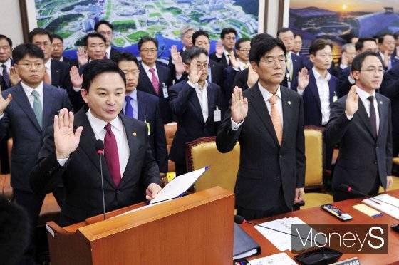 원희룡 국토부 장관이 지난 10일 오전 서울 여의도 국회에서 열린 국토교통위원회 국정감사에서 선서를 하고 있다.  이날 원희룡 장관은 "공공주택은 물량 추가 확보와 패스트트랙 적용, 철저한 공정 관리를 통해 공급을 확대하겠다"고 말했다. /사진=장동규 기자