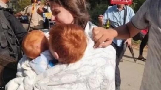 하마스에게 인질로 잡혀가는 이스라엘 여성과 아기들. BBC홈페이지 캡처