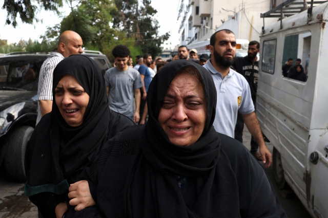 이스라엘의 공습으로 사망한 한 팔레스타인인의 장례식에서 유족들이 슬픔에 잠겨있다. [AFP]