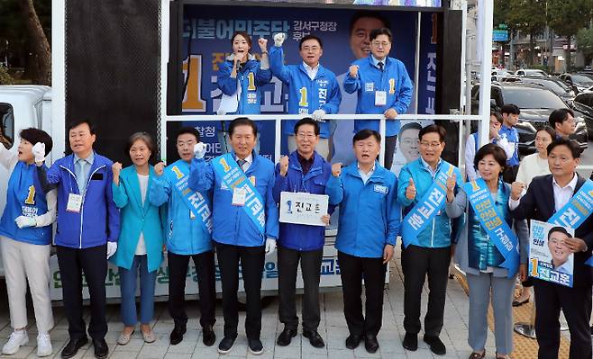 더불어민주당 진교훈 강서구청장 보궐선거 후보가 선거를 하루 앞둔 10일 오후 서울 강서구청 사거리에서 열린 막바지 집중 유세에서 홍익표 원내대표 등 현역 의원들이 대거 참석한 가운데 지지를 호소하고 있다. 연합뉴스