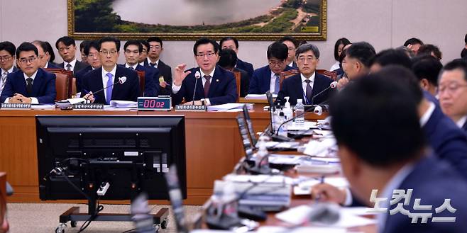 정황근 농림축산식품부 장관이 11일 서울 여의도 국회에서 열린 농림축산식품해양수산위원회의 농림축산식품부, 농림식품기술기획평가원 등에 대한 국정감사에서 의원 질의에 답변을 하고 있다. 윤창원 기자