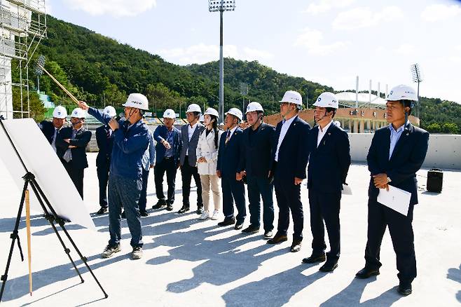 김해 전국체전 주경기장 건설현장 점검. 경남도의회 제공