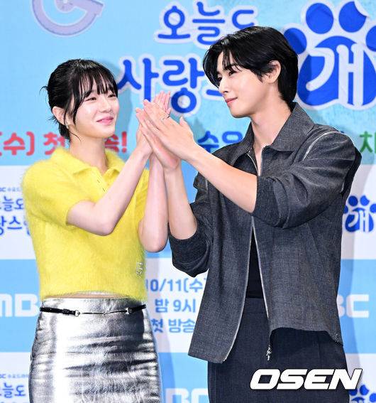 [OSEN=지형준 기자] 11일 오후 서울 상암동 MBC에서 새 수요드라마 ‘오늘도 사랑스럽개’ 제작발표회가 열렸다.‘오늘도 사랑스럽개’는 동명의 네이버웹툰 ‘오늘도 사랑스럽개’(작가 이혜)가 원작으로 키스를 하면 개로 변하는 저주에 걸린 여자와 그 저주를 풀 수 있는 유일한 치트키지만 개를 무서워하는 남자의 댕며드는 예측불허 판타지 로맨스 드라마다. 특히 원작과 완벽한 싱크로율을 자랑하는 배우 차은우, 박규영, 이현우 등의 케미가 방송 전부터 큰 이슈를 몰고 있다.배우 박규영, 차은우가 포토타임을 하고 있다. 2023.10.11 /jpnews@osen.co.kr