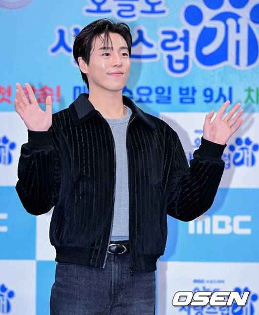 [OSEN=지형준 기자] 11일 오후 서울 상암동 MBC에서 새 수요드라마 ‘오늘도 사랑스럽개’ 제작발표회가 열렸다.‘오늘도 사랑스럽개’는 동명의 네이버웹툰 ‘오늘도 사랑스럽개’(작가 이혜)가 원작으로 키스를 하면 개로 변하는 저주에 걸린 여자와 그 저주를 풀 수 있는 유일한 치트키지만 개를 무서워하는 남자의 댕며드는 예측불허 판타지 로맨스 드라마다. 특히 원작과 완벽한 싱크로율을 자랑하는 배우 차은우, 박규영, 이현우 등의 케미가 방송 전부터 큰 이슈를 몰고 있다.배우 이현우가 포토타임을 하고 있다. 2023.10.11 /jpnews@osen.co.kr