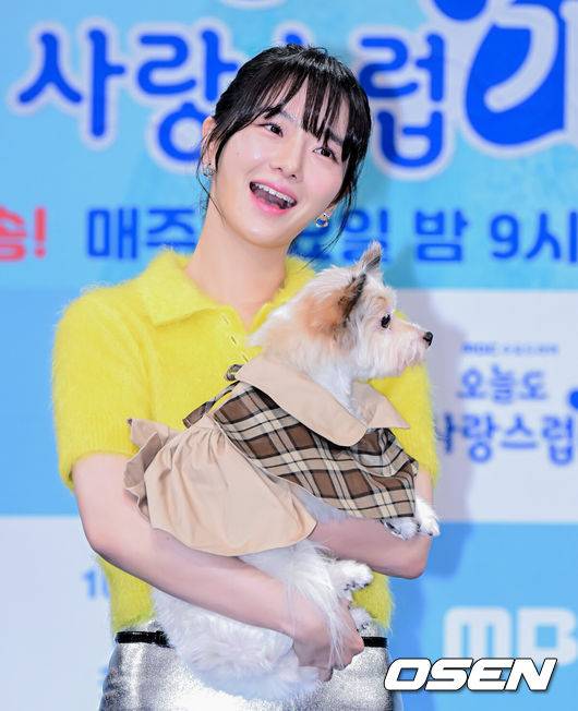 [OSEN=지형준 기자] 11일 오후 서울 상암동 MBC에서 새 수요드라마 ‘오늘도 사랑스럽개’ 제작발표회가 열렸다.‘오늘도 사랑스럽개’는 동명의 네이버웹툰 ‘오늘도 사랑스럽개’(작가 이혜)가 원작으로 키스를 하면 개로 변하는 저주에 걸린 여자와 그 저주를 풀 수 있는 유일한 치트키지만 개를 무서워하는 남자의 댕며드는 예측불허 판타지 로맨스 드라마다. 특히 원작과 완벽한 싱크로율을 자랑하는 배우 차은우, 박규영, 이현우 등의 케미가 방송 전부터 큰 이슈를 몰고 있다.배우 박규영이 포토타임을 하고 있다. 2023.10.11 /jpnews@osen.co.kr